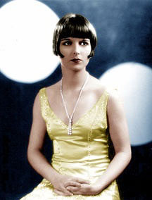 Louise Brooks assise...